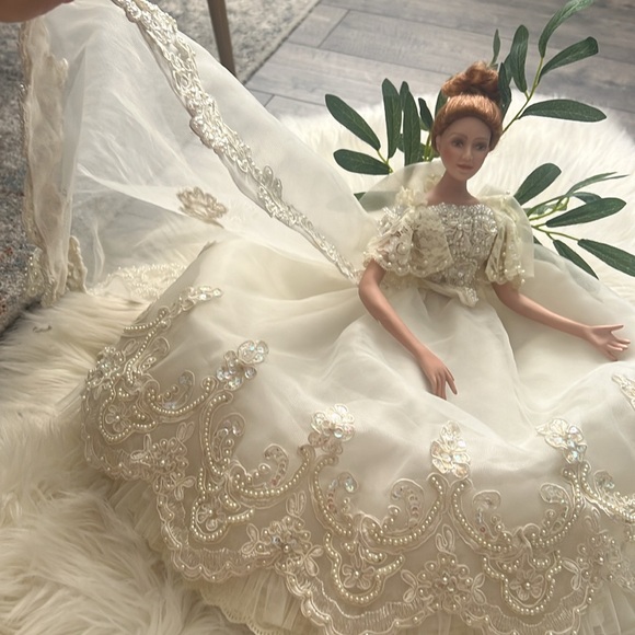 Cindy McClure in an exclusive edition - Picture 4 of 11